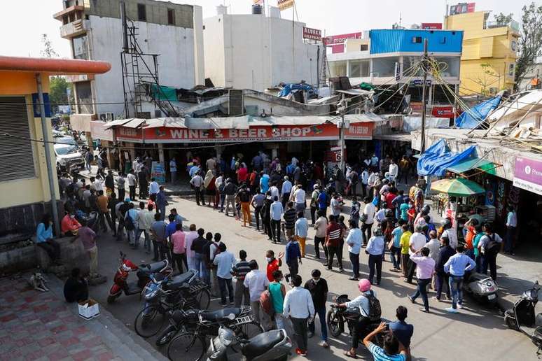 Pessoas fazem fila em frente a loja de bebidas em Nova Délhi depois de governo local decretar seis dias de lockdown para frear disseminação do coronavírus
19/04/2021 REUTERS/Adnan Abidi