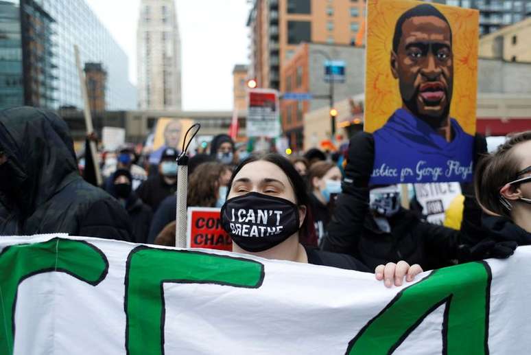 Manifestantes levando cartaz com imagem de George Floyd protestam em Mineápolis
19/04/2021 REUTERS/Octavio Jones