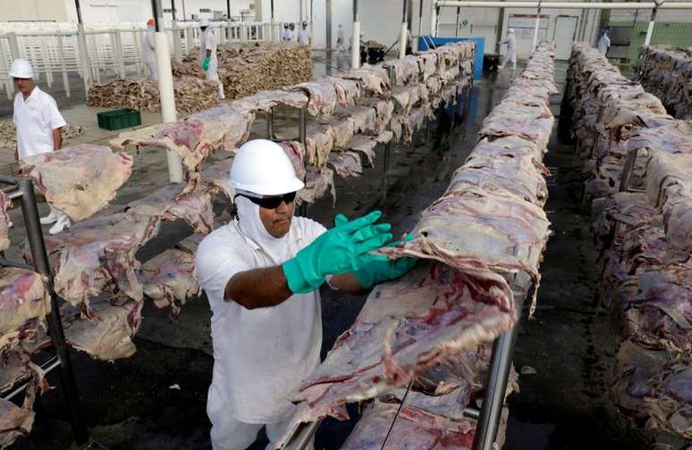 Trabalhadores em fábrica da JBS em Santana de Parnaíba, no Brasil
REUTERS/Paulo Whitaker/File Photo