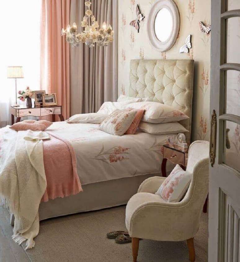 9. Decoração de quarto de mulher romântico com cabeceira capitonê – Foto: Home Fashion Trend