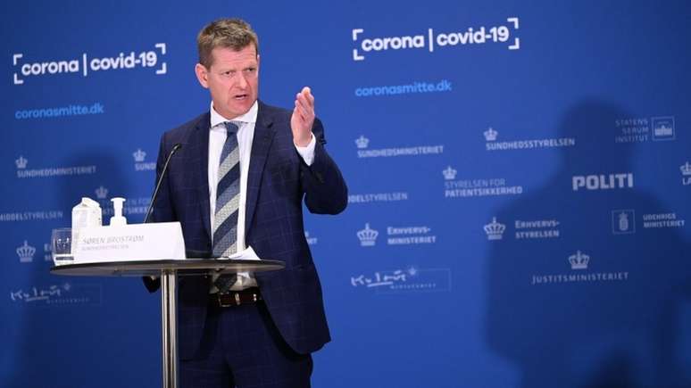 Soeren Brostroem, diretor da Ag&ecirc;ncia de Sa&uacute;de Dinamarquesa, disse que a decis&atilde;o de interromper distribui&ccedil;&atilde;o da vacina AstraZeneca foi dif&iacute;cil