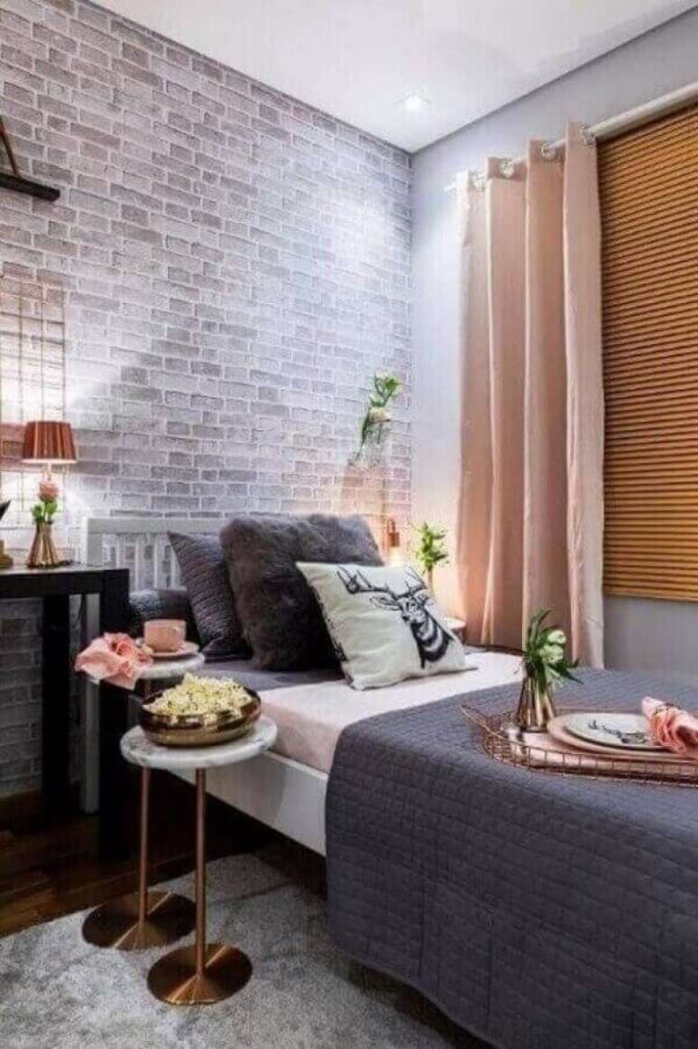 19. Papel de parede tijolinho para decora&ccedil;&atilde;o de quarto de mulher moderno cinza e rosa &ndash; Foto: Pinterest