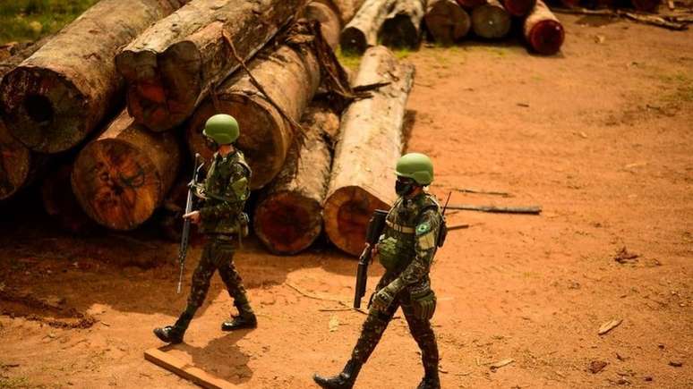"O Brasil, lidera o mundo em termos de desmatamento, o que é algo horrível. Mas historicamente, a maior parte das emissões de carbono e a maior parte do desmatamento foi feita pelos países ricos", diz Bremmer; acima, madeira extraída ilegalmente da Amazônia, em foto de março