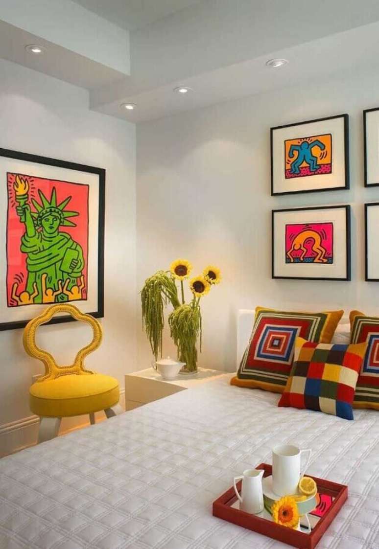 6. As almofadas e quadros coloridos fazem toda a diferença na decoração de quarto de mulher todo branco – Foto: Pinterest