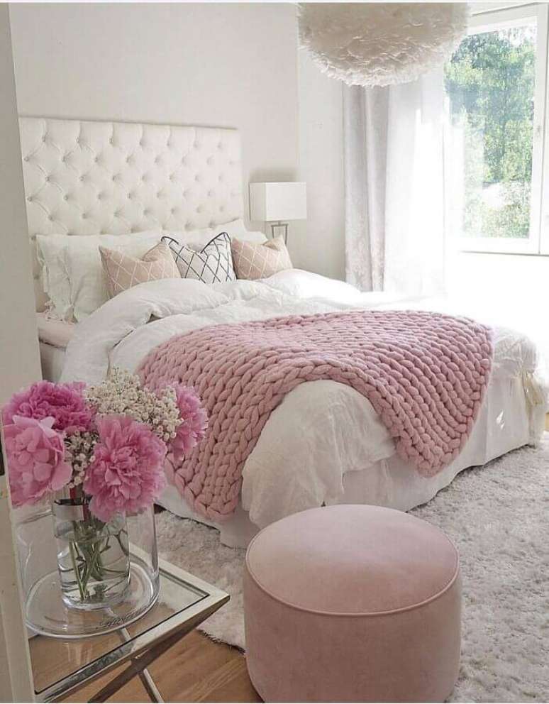 12. Decoração para quarto de mulher romântico branco e rosa com cabeceira capitonê – Foto: Amy Stebbins Couture