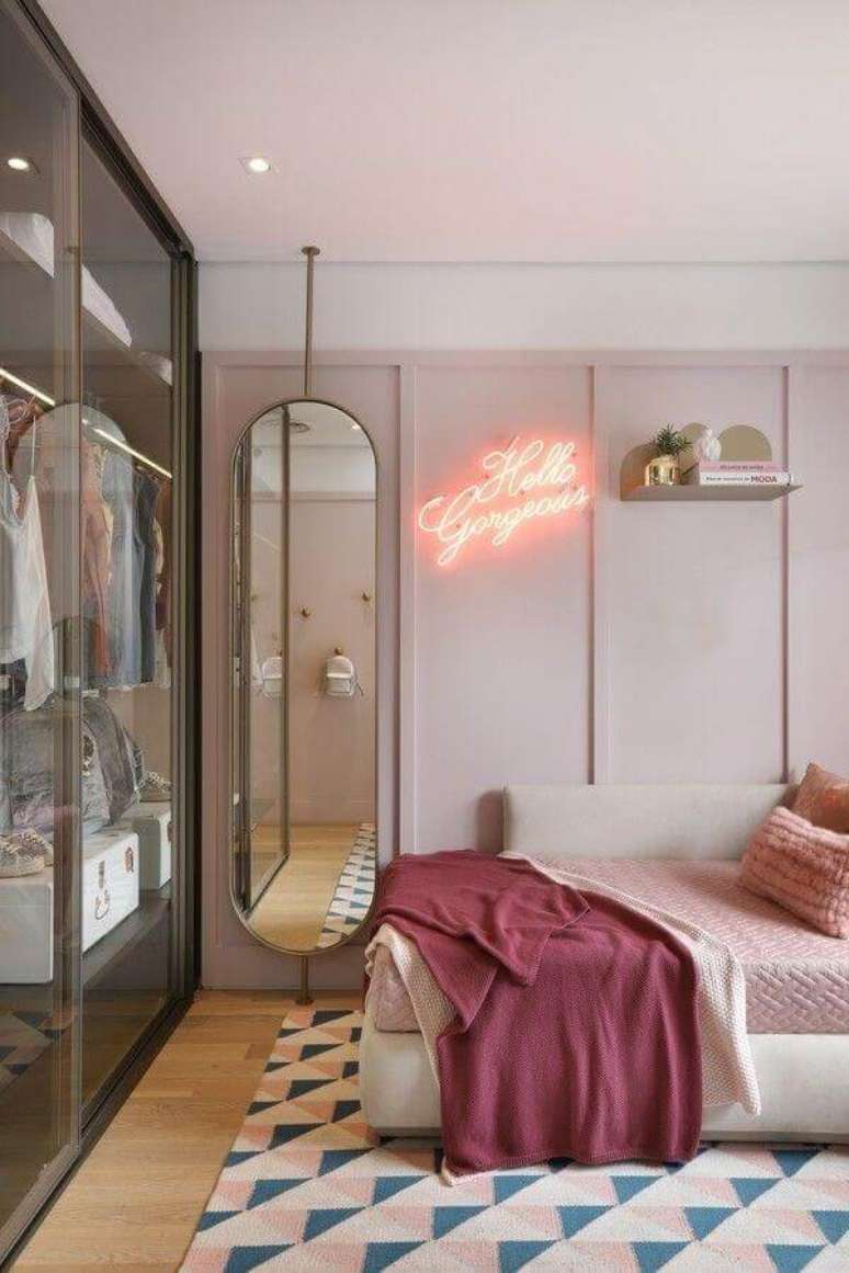 44. Luminária neon para quarto de mulher moderno decorado com guarda roupa planejado – Foto: Pinterest