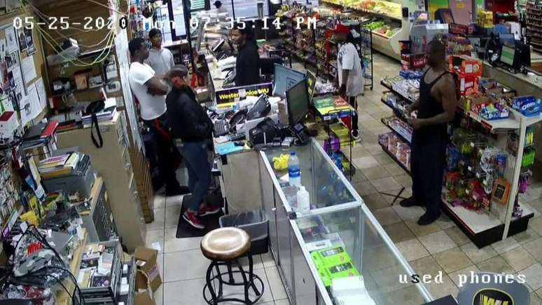 Imagens de vigilância mostram George Floyd em uma loja de alimentos pouco antes de sua morte