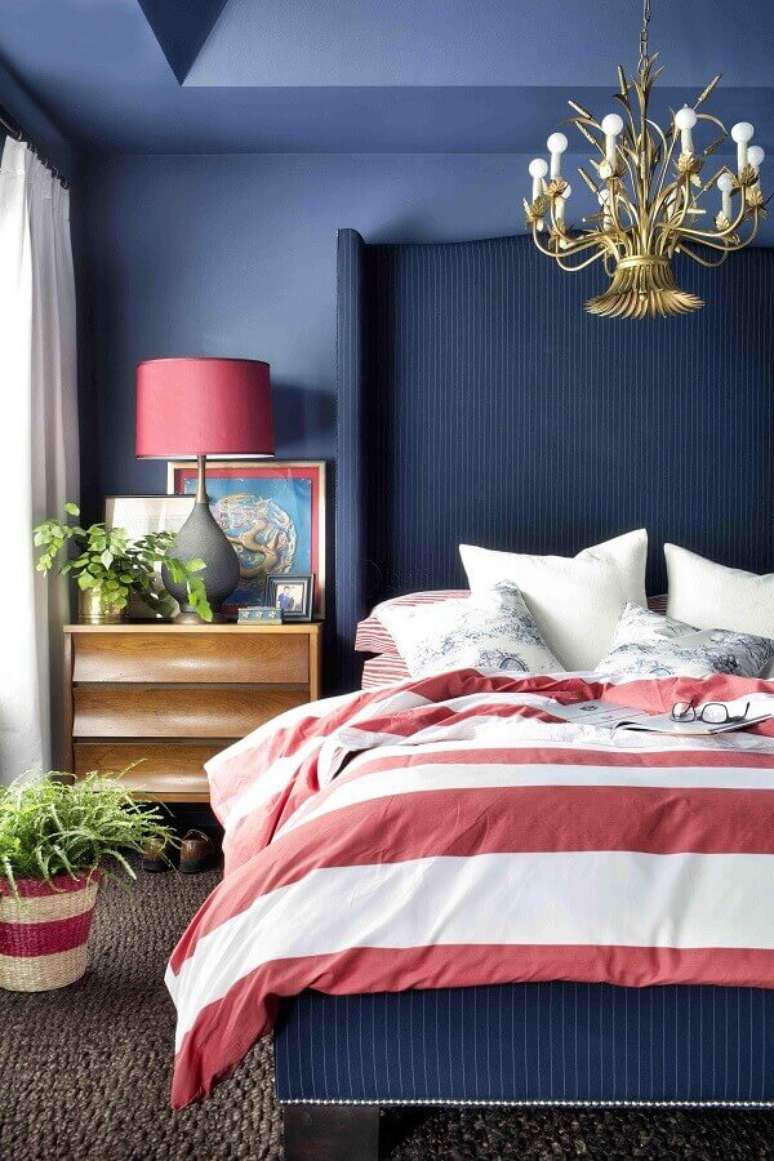 47. Decoração de quarto de mulher azul e rosa com lustre dourado – Foto: Studio Lab Decor