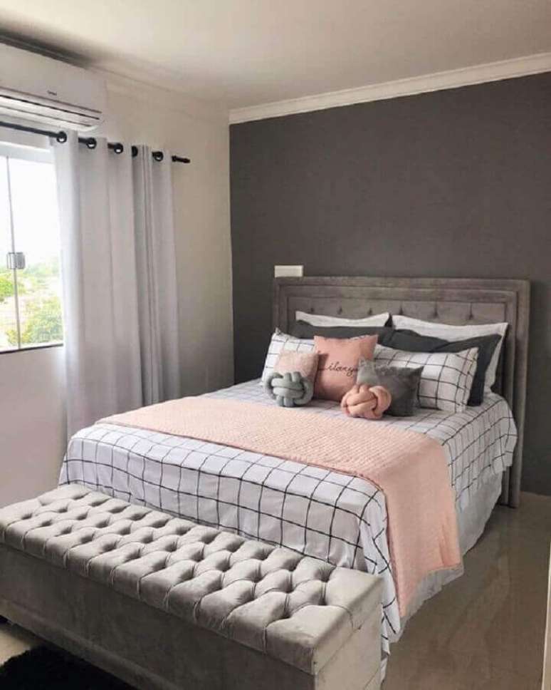 40. Decora&ccedil;&atilde;o de quarto de mulher simples cinza com detalhes em rosa &ndash; Foto: Pinterest