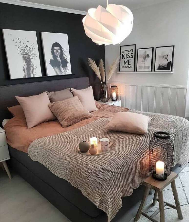 58. Decoração de quarto de mulher com parede preta e prateleiras para quadros – Foto: Pinterest