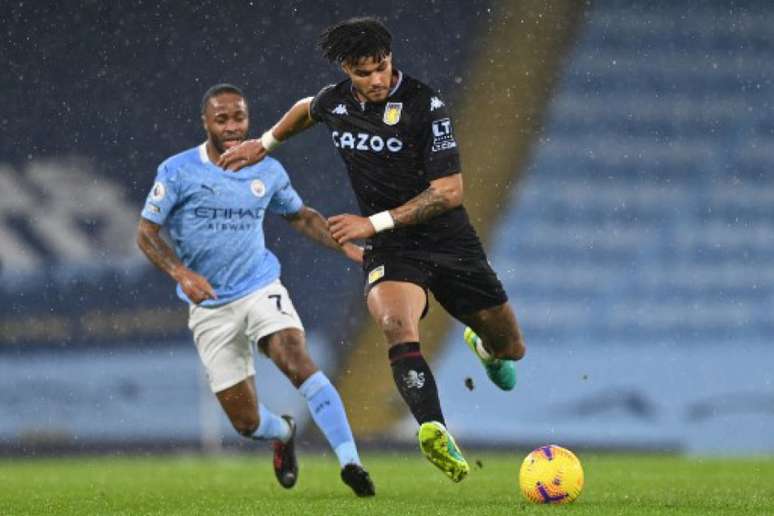 Manchester City e Aston Villa se enfrentam pela Premier League (Foto: AFP)