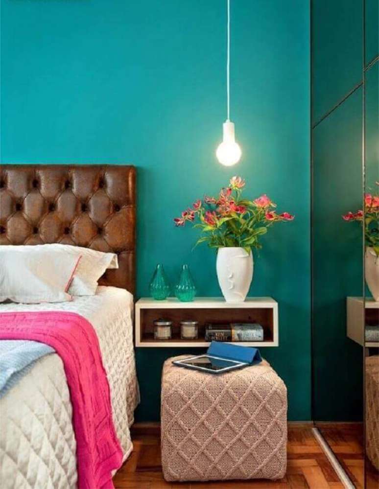 16. Cabeceira de couro marrom para decoração de quarto de mulher com parede azul turquesa – Foto: Pinterest