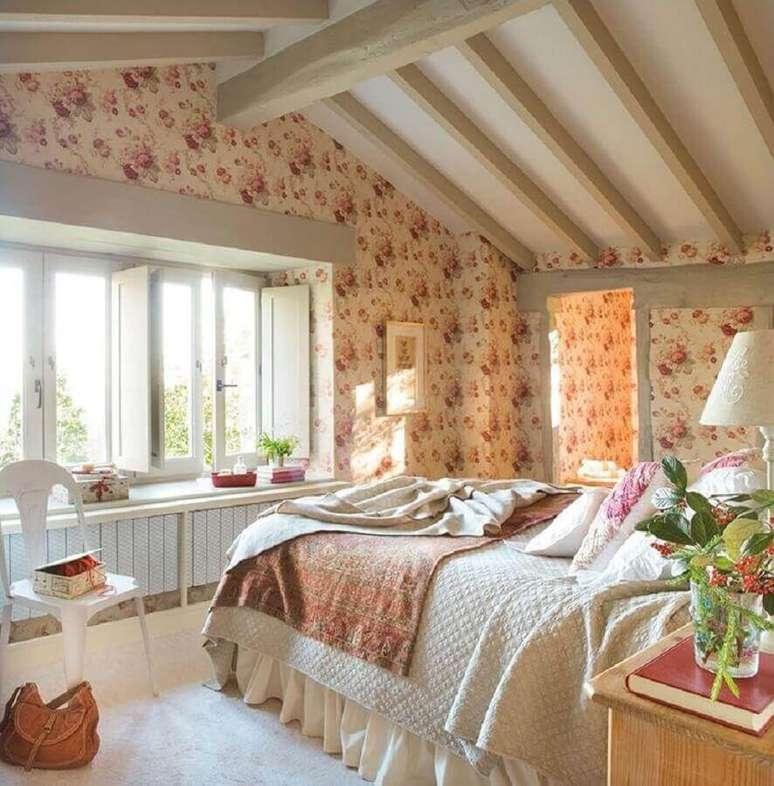 37. Decora&ccedil;&atilde;o de quarto de mulher rom&acirc;ntico com papel de parede floral &ndash; Foto: Pinterest