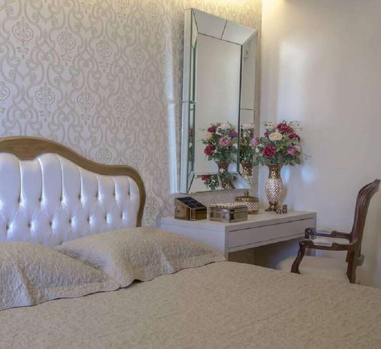 23. Papel de parede para quarto de mulher clássico decorado com espelho bisotado para penteadeira branca – Foto: Monise Mendonça