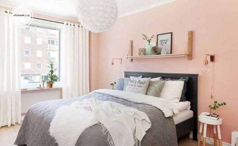 27. Ideias para quarto de mulher simples decorado com lustre redondo branco e parede cor de rosa – Foto: Yandex