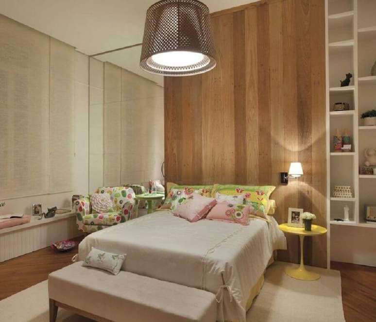 57. Parede amadeirada para decoração de quarto de mulher planejado – Foto: Pinterest