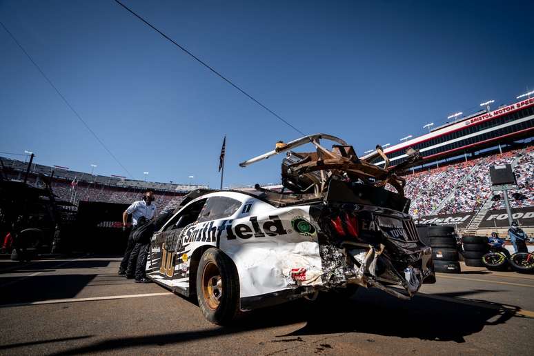 Neste caso, nem serras, nem marretas conseguiram fazer com que Aric Almirola voltasse à corrida.