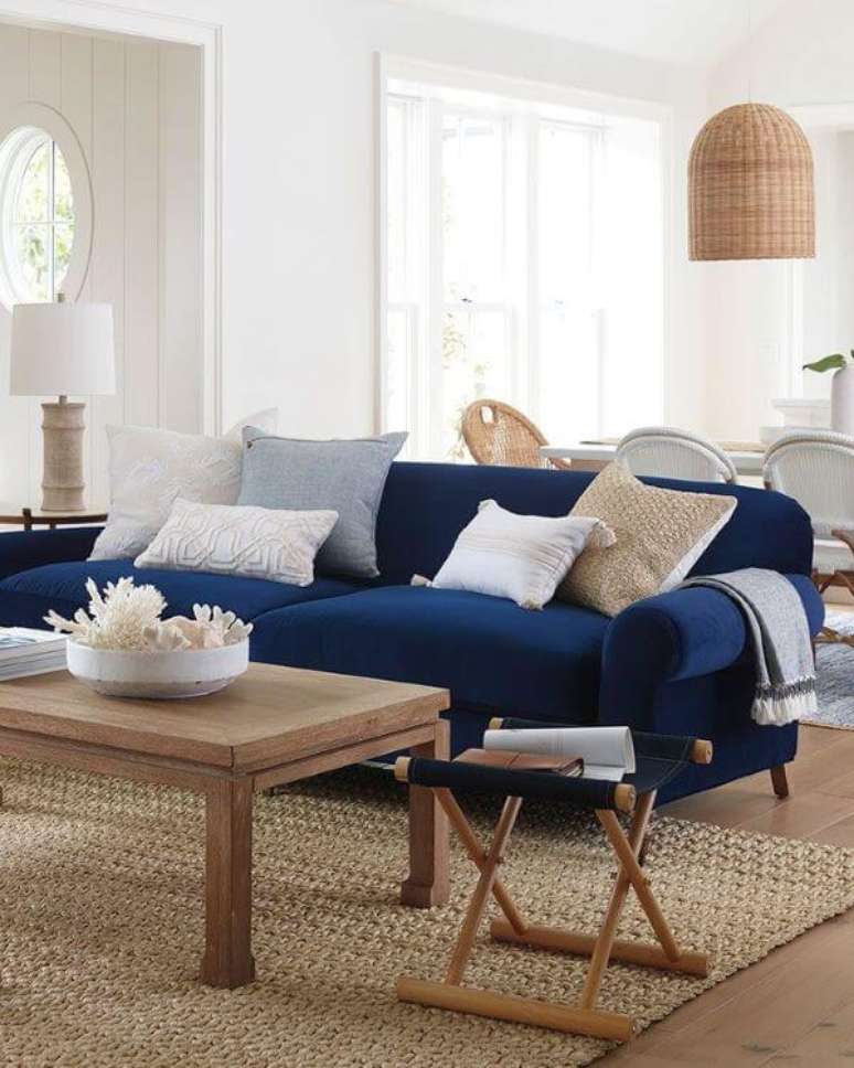 33. Sala com sofá azul marinho pequeno – Foto PLANETE DECO a homes world