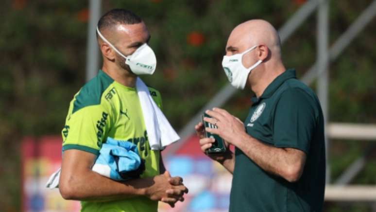 Galiotte em bate-papo com o goleiro Weverton (Foto: Cesar Greco/Palmeiras)