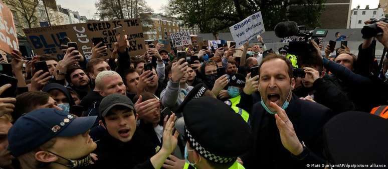 Protesto de torcedores do Chelsea em Londres contra a Super Liga