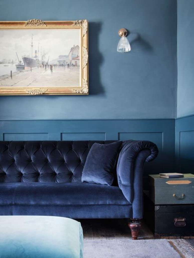 18. Sala azul claro com sofá azul marinho – Remodelista