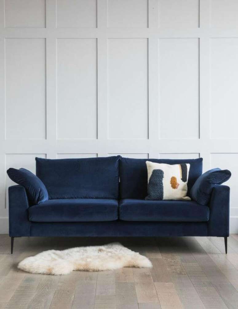 20. Sala Branca com sofá azul marinho e almofada – Foto Pinterest