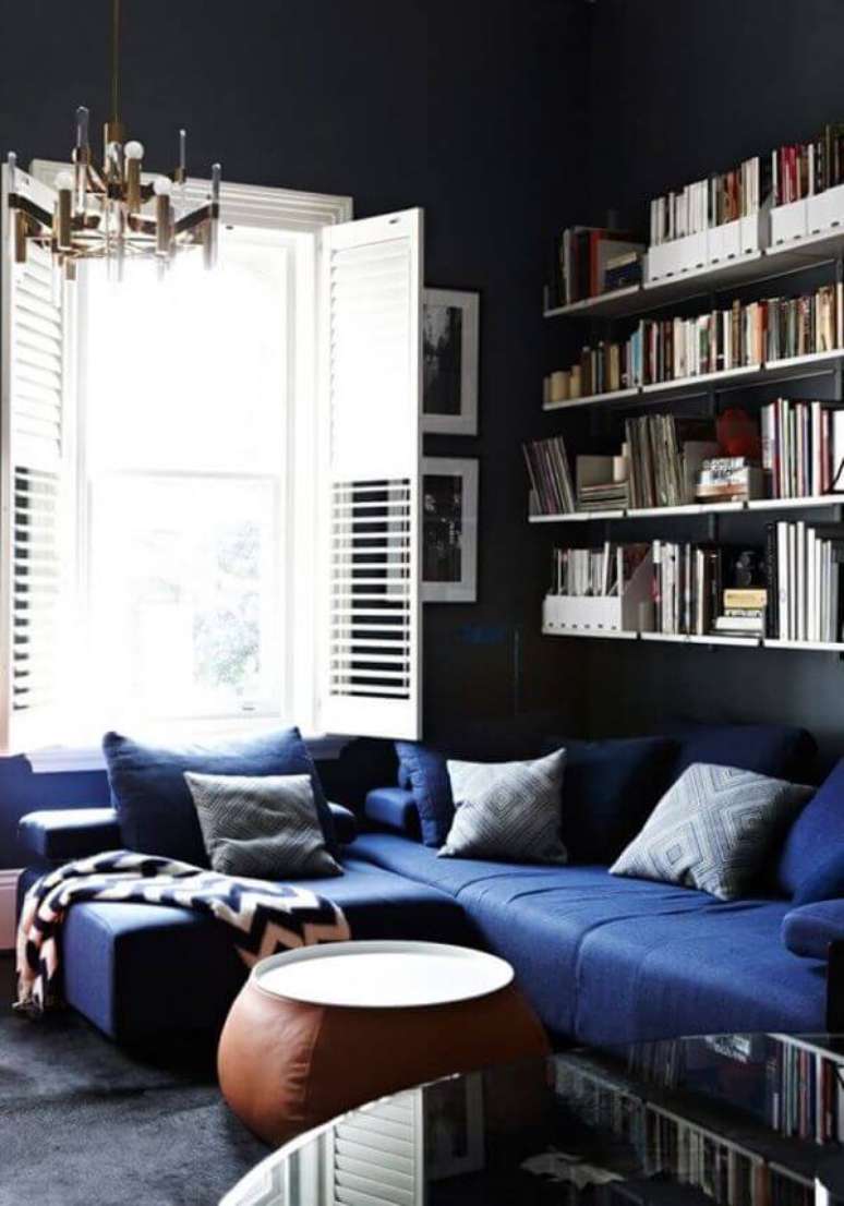 35. Sala decorada com sofá azul marinho de canto – Foto Yandez