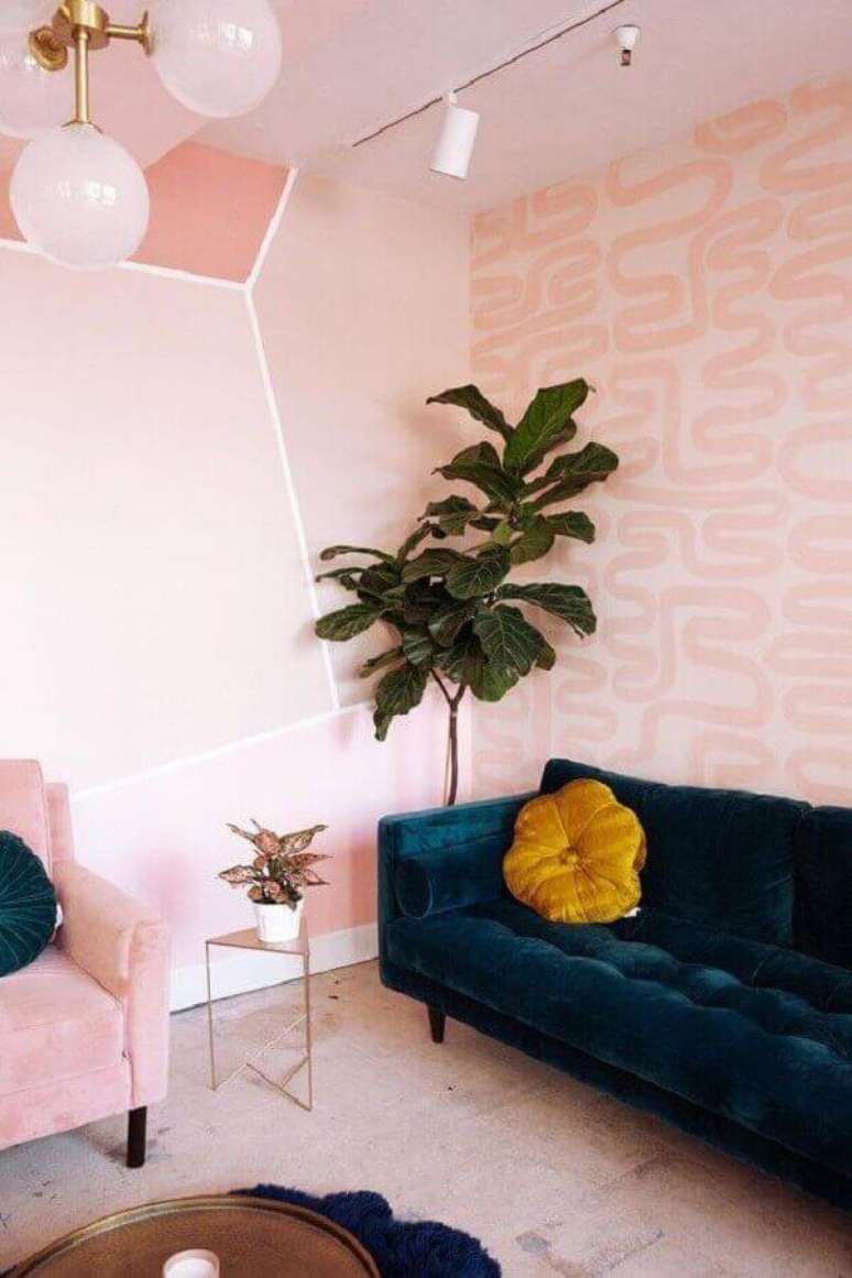 2. Sala rosa pastel com sofá azul marinho – Foto Pinterest