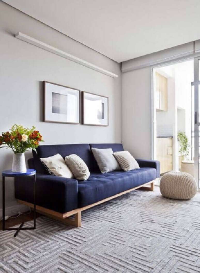 37. Sala minimalista com sofá azul marinho – Foto Ina Arquitetura