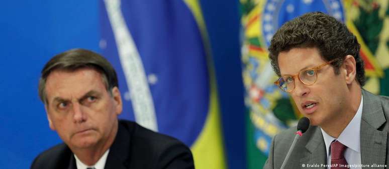 Bolsonaro e seu ministro do Meio Ambiente, Ricardo Salles: pressão por mais ação contra o desmatamento