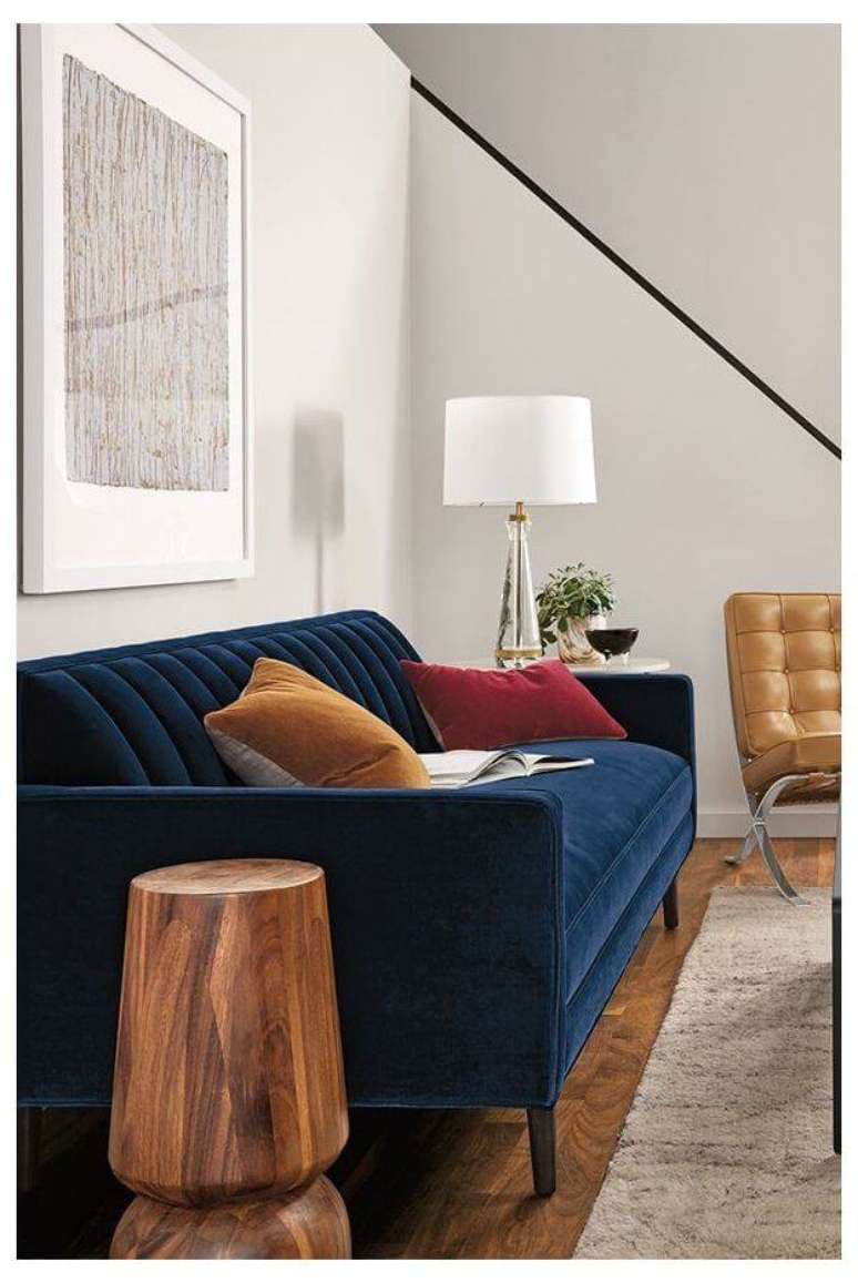 45. Sala pequena com sofá azul marinho – Foto Pinterest