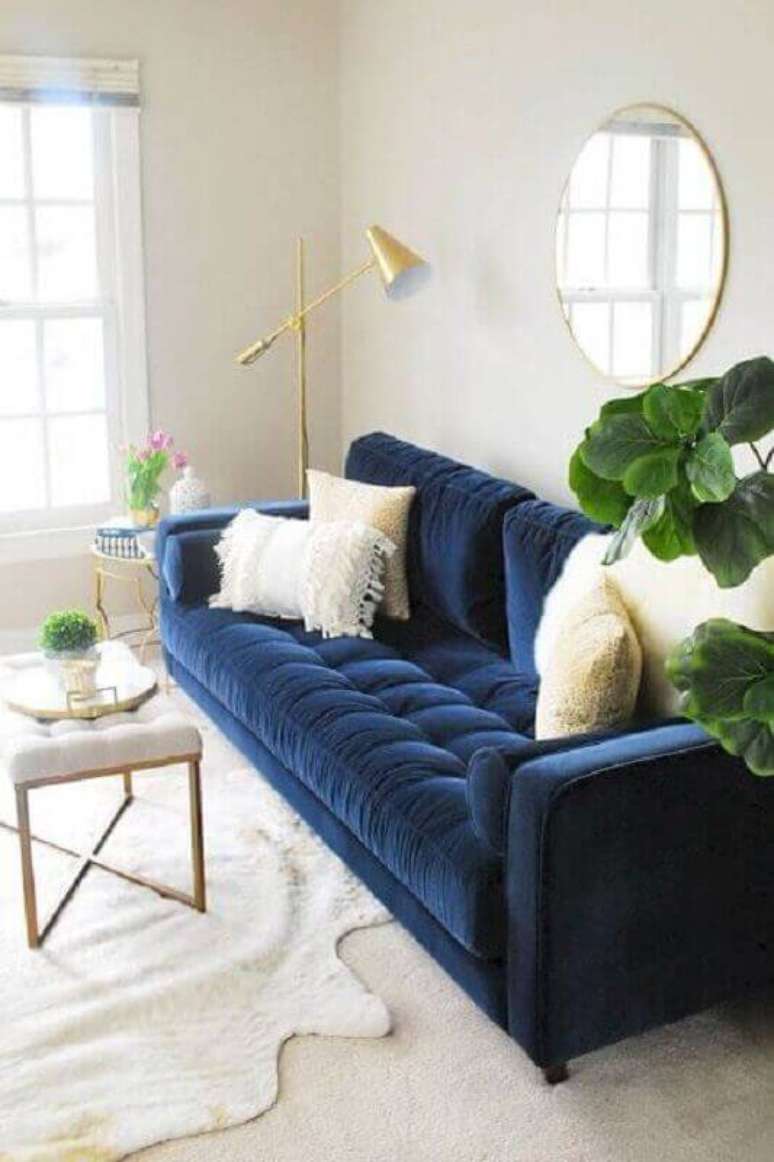 56. Sofá azul marinho na sala clean e sofisticada – Foto Jeito de Casa
