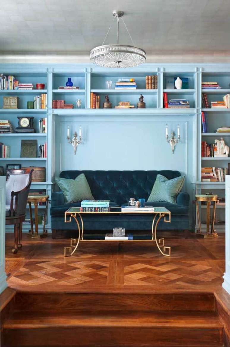 17. Sala azul clara com sofá azul marinho – Foto Pinterest