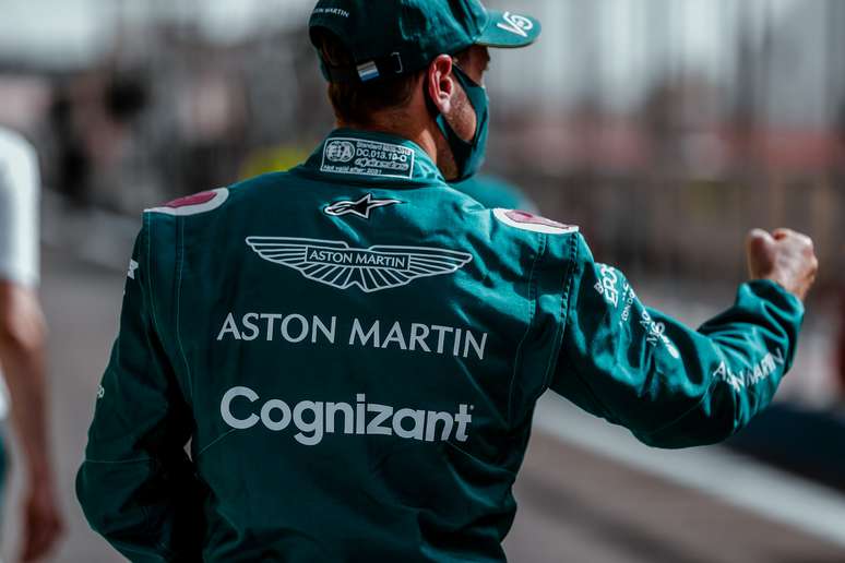 Sebastian Vettel não tem uma estreia feliz pela Aston Martin 