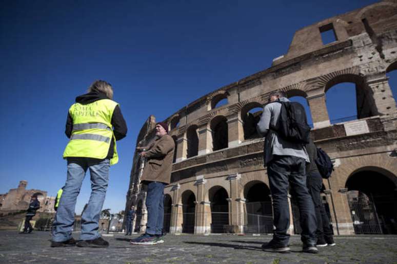 Movimentação em frente ao Coliseu de Roma, capital da Itália