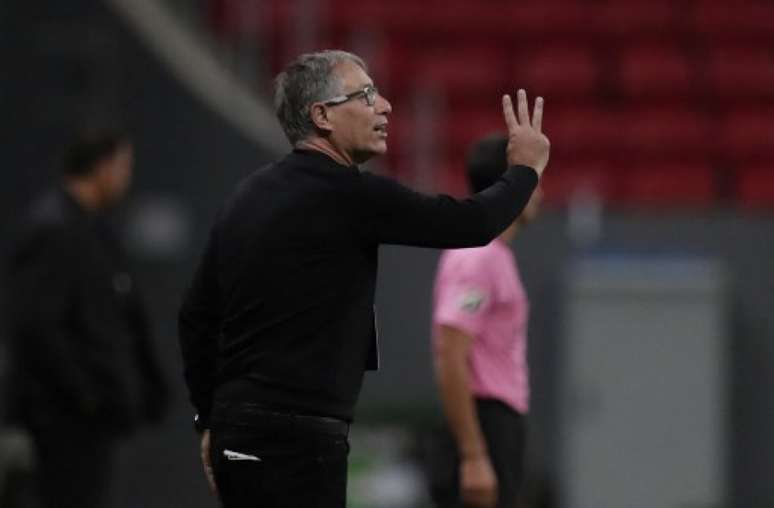 Técnico Ariel Holan sofreu três derrotas no comando do Santos (Foto: Foto: UESLEI MARCELINO / AFP / POOL)