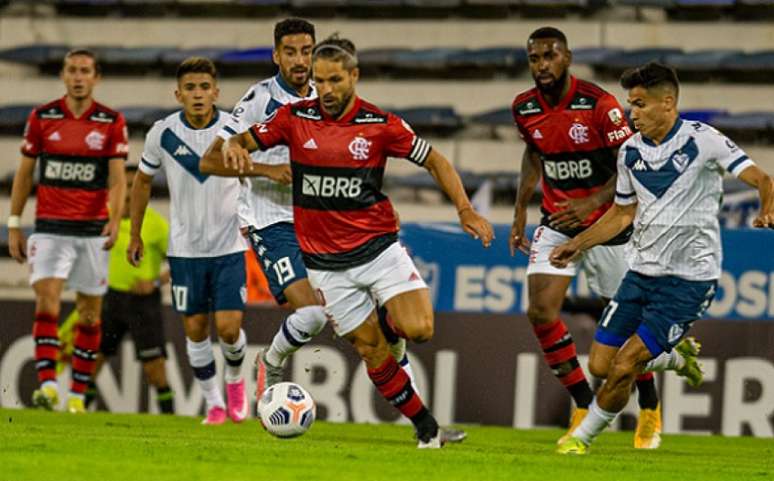 Diego fez uma partida elogiável contra o Vélez (Foto: Marcelo Cortes / Flamengo)