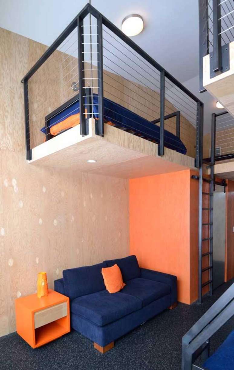 36. Sala laranja com sofá azul marinho Foto Pinterest