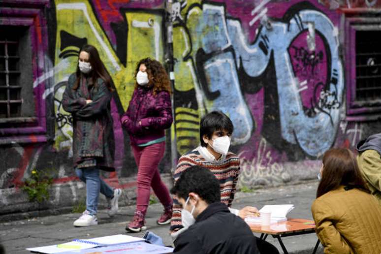 Universitários fazem estudo a céu aberto em Nápoles para cobrar volta das aulas presenciais