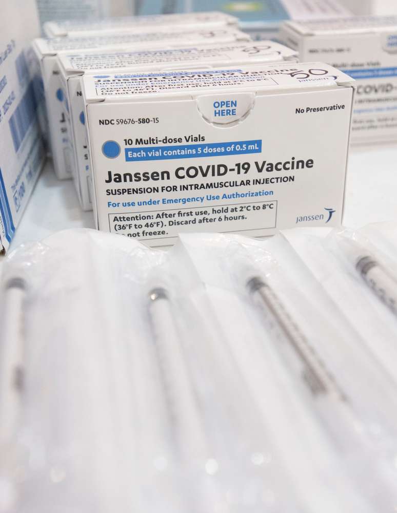 Além da Pfizer, governo violou sigilo e divulgou contrato de vacinas da Janssen contra covid