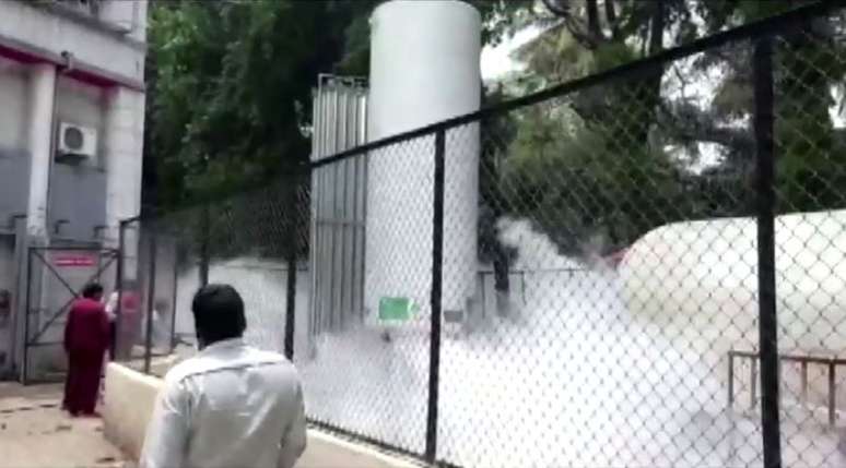 Um tanque de oxigênio vaza nas instalações do hospital onde pacientes com Covid-19 morreram devido à falta de oxigênio em Nashik, Índia, 21/04/2021. Imagem estática tirada de um vídeo. ANI via REUTERS