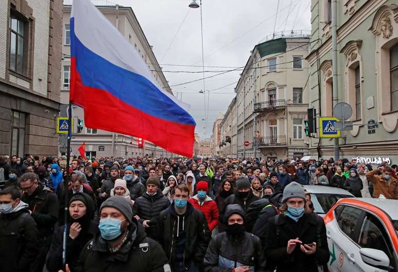 Pessoas participam de  manifesta&ccedil;&atilde;o em apoio ao pol&iacute;tico da oposi&ccedil;&atilde;o russo Alexei Navalny em S&atilde;o Petersburgo, R&uacute;ssia, 21/04/2021. REUTERS/Anton Vaganov