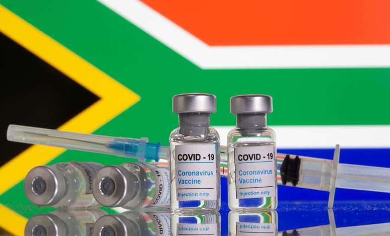 Fracos com inscrição de vacina contra Covid-19 em frente à bandeira da África do Sul. 9/2/2021. REUTERS/Dado Ruvic