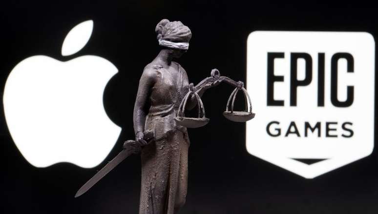 Imagem em 3D de figura representando a Justiça é mostrada entre logotipos da Apple e da Epic Games. 17/2/2021. REUTERS/Dado Ruvic