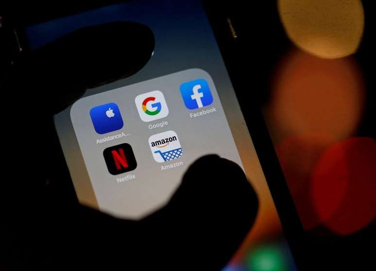 Logotipos de Google, Amazon, Facebook, Apple e Netflix mostrados num smartphone. REUTERS/Regis Duvignau