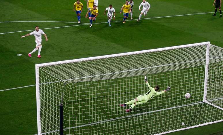 Karim Benzema marca o primeiro de seus dois gols, na vitória do Real Madrid sobre o Cádiz, por 3 a 0, pelo campeonato espanhol. 21/4/2021 REUTERS/Jon Nazca