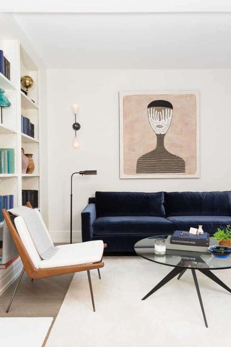 41. Sala moderna com sofá azul marinho e móveis brancos – Foto Pinterest