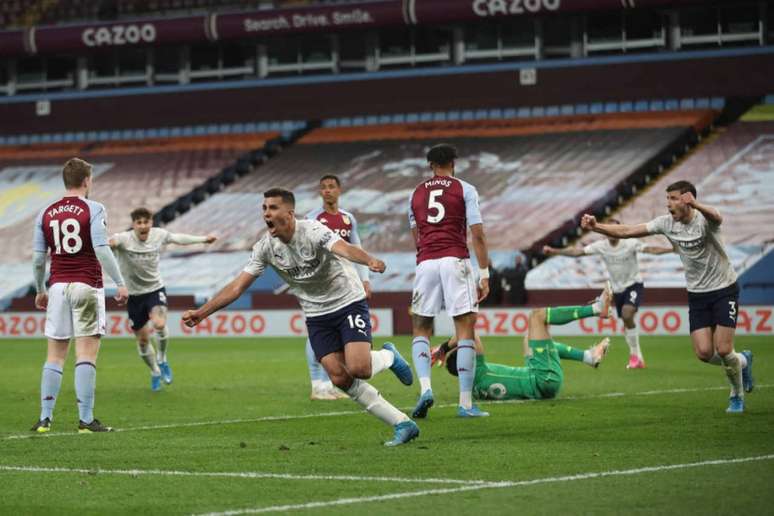 Manchester City chegou aos 77 pontos no Campeonato Inglês (Foto: CARL RECINE / POOL / AFP)