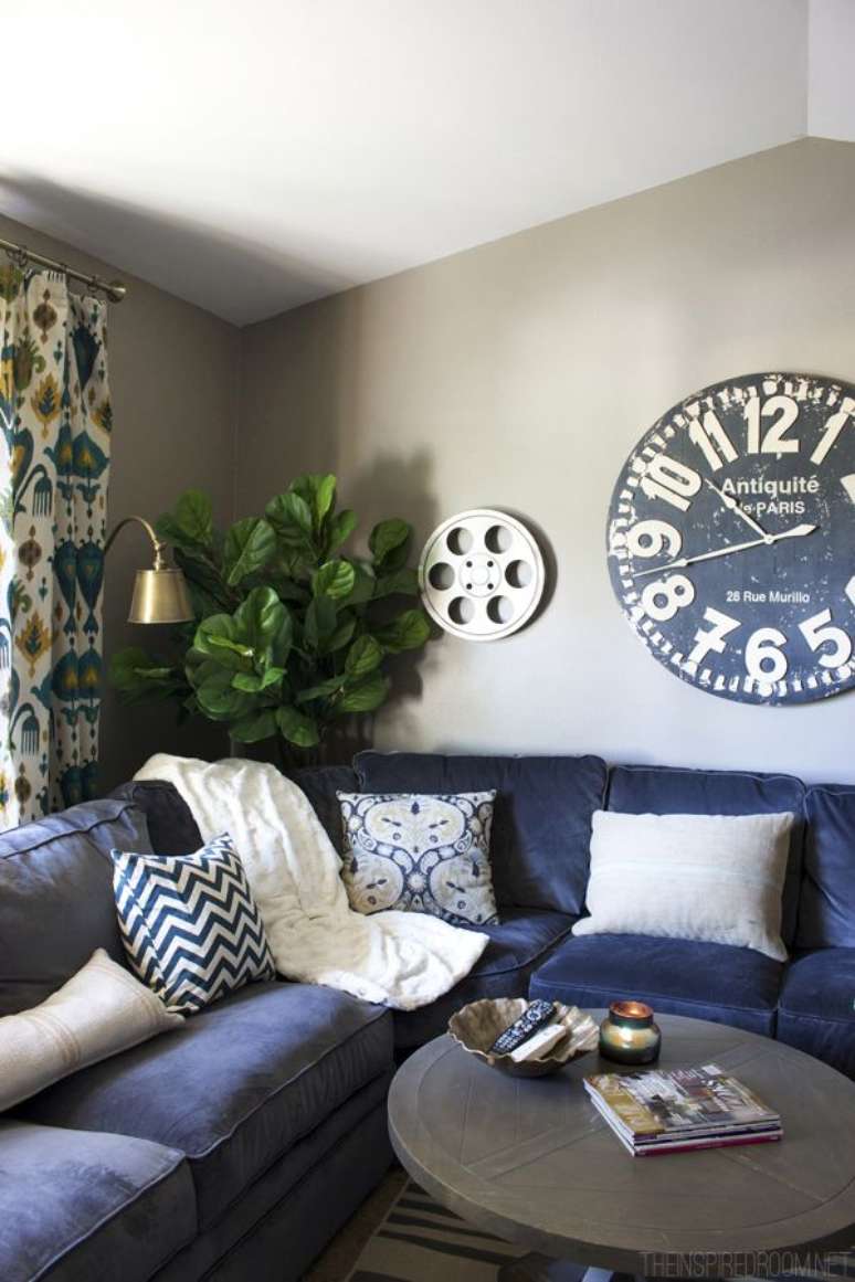 61. Sofá de canto azul marinho com quadros modernos – Foto Pinterest