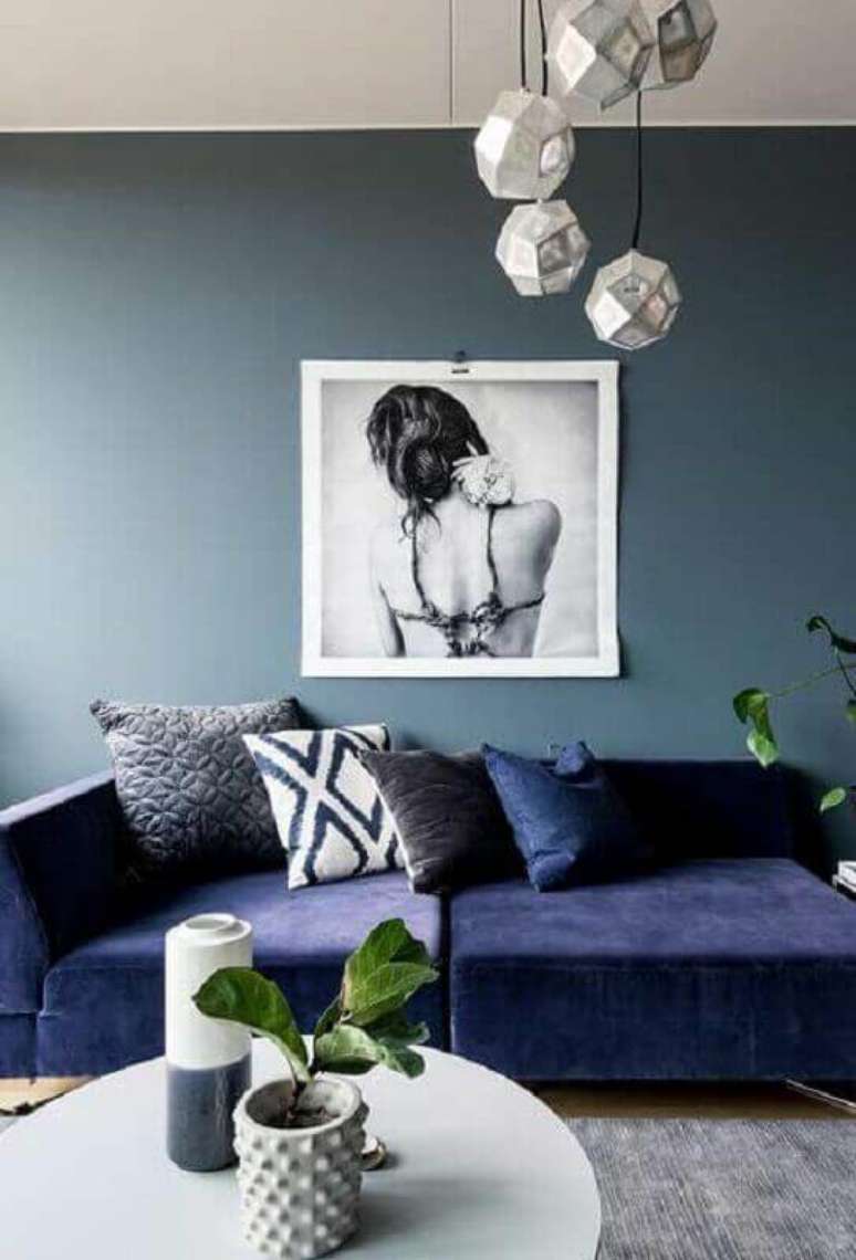 42. Sala moderna com sofá azul marinho e parede azul claro – Foto Wood Safe